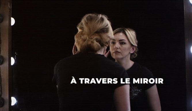 À travers le miroir