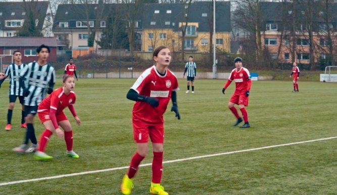 Kicken wie ein Mädchen