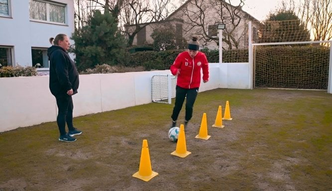 Kicken wie ein Mädchen