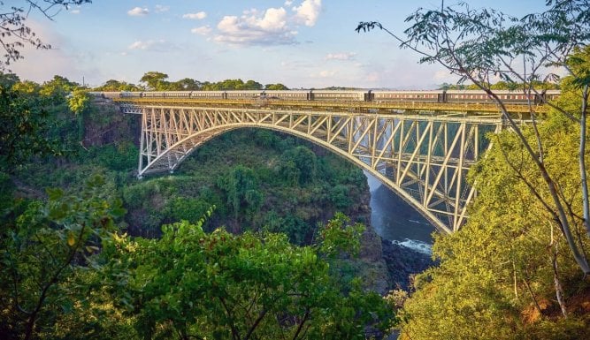 Un train au coeur des merveilles africaines : De Dar es Salam aux chutes Victoria | Mit dem Zug zu den Victoriafällen